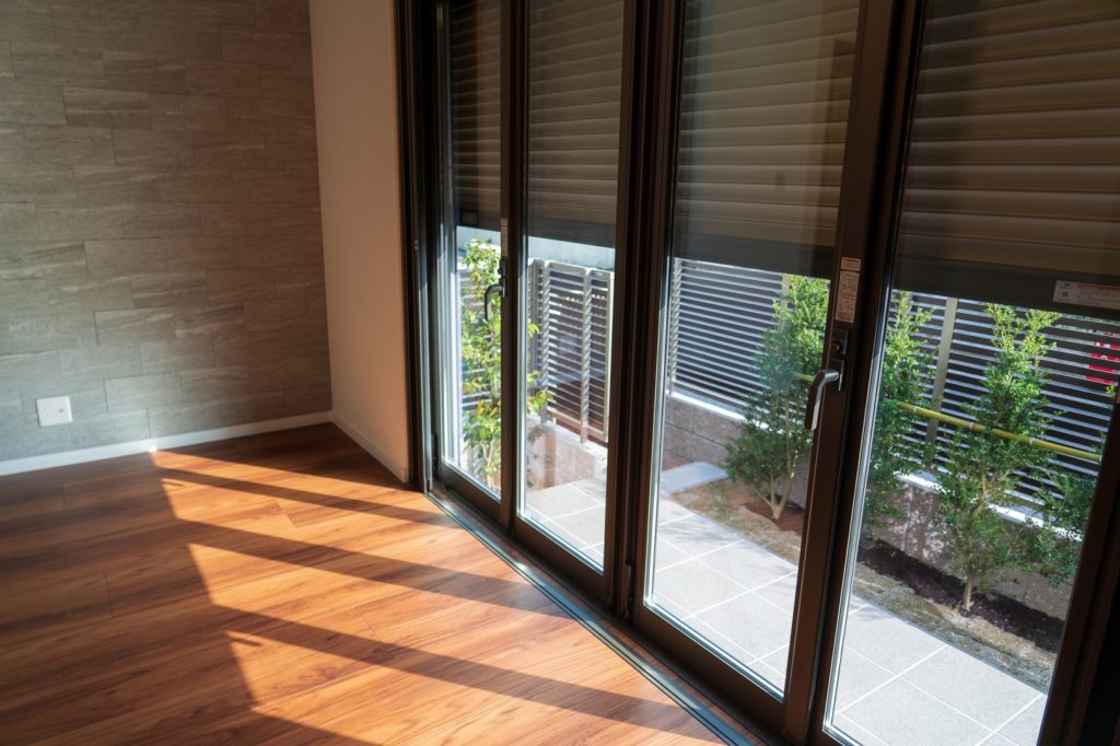 窓シャッターに防音効果はある？窓の防音対策として人気の二重窓との違いとは？