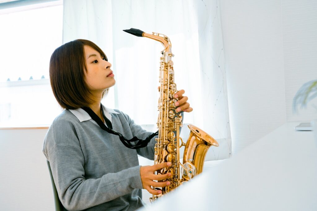 サックスを家で練習したい？管楽器用防音室の特徴について、楽器別に解説します