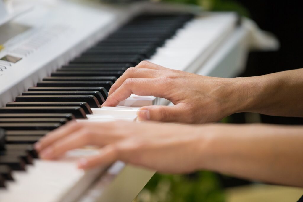 電子ピアノはアップライトピアノに近い？自宅でピアノの練習をしたい人が知っておきたい両者の違い
