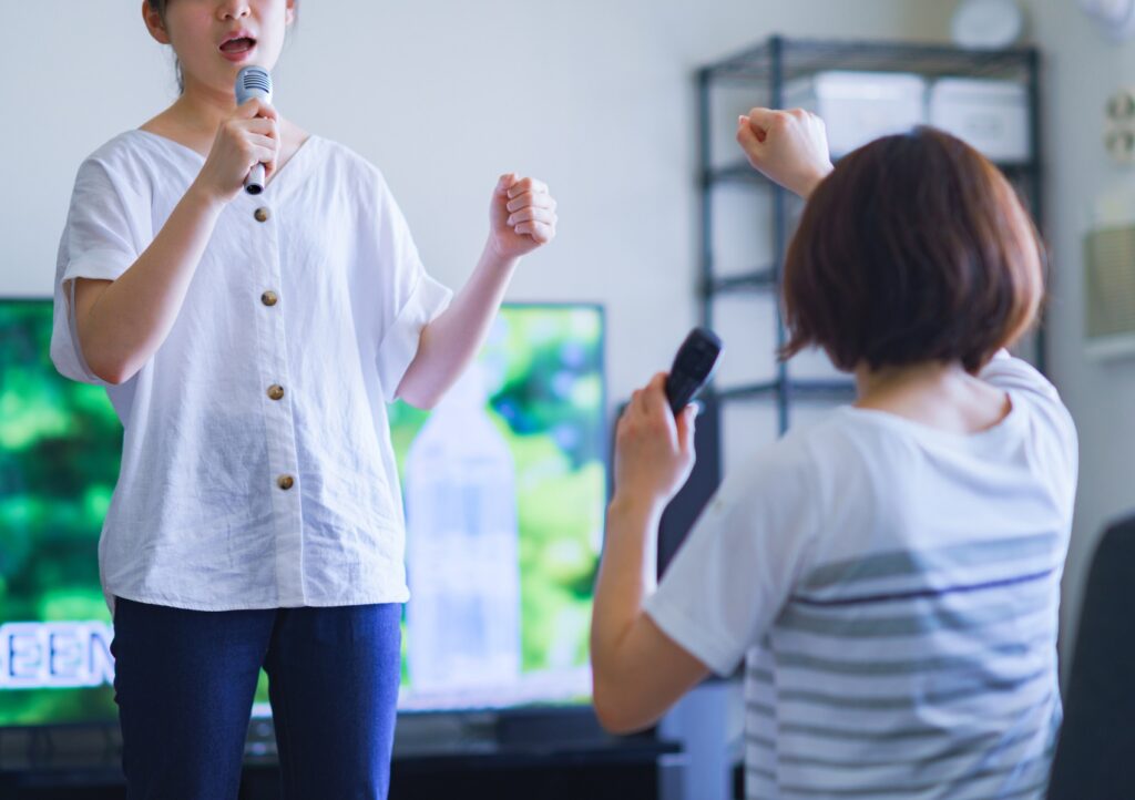 家カラオケを楽しむなら防音対策は必須？自宅でカラオケを楽しむための対策について